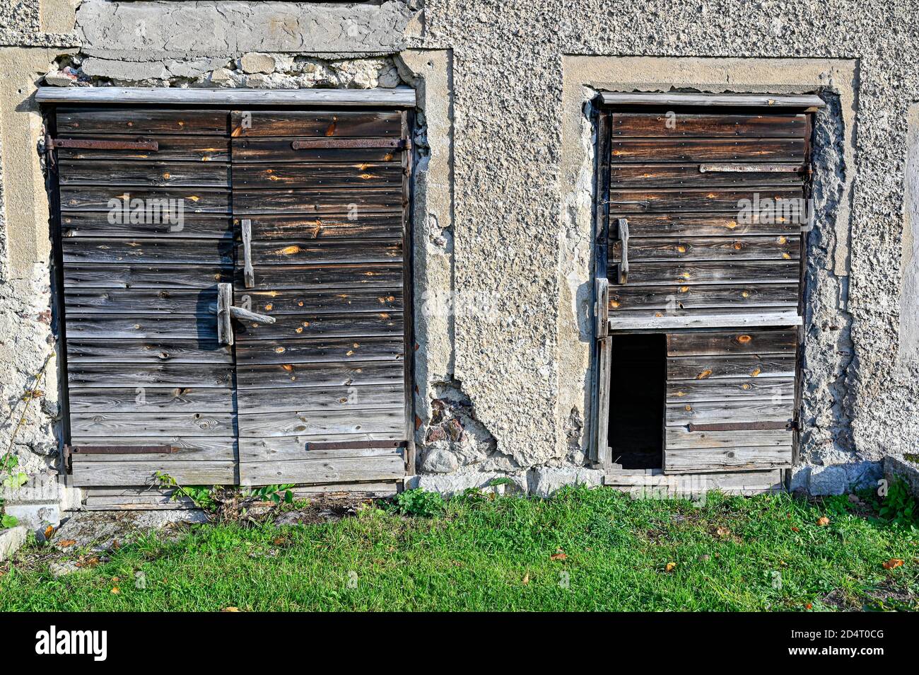 Alte Scheune mit zwei Holztüren in braun Stockfoto