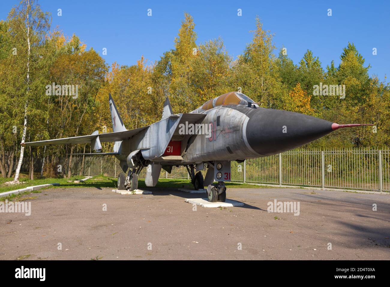SANKT PETERSBURG, RUSSLAND - 02. OKTOBER 2020: Die MiG-31 ist ein sowjetischer und russischer Überschallabfangjäger mit zwei Sitzen Stockfoto