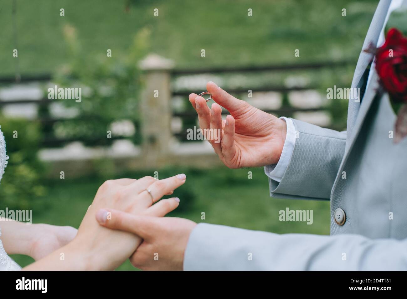 Hände der Braut und des Bräutigams im feierlichen Prozeß des Austauschs Ringe symbolisieren die Schaffung einer neuen Familie Stockfoto