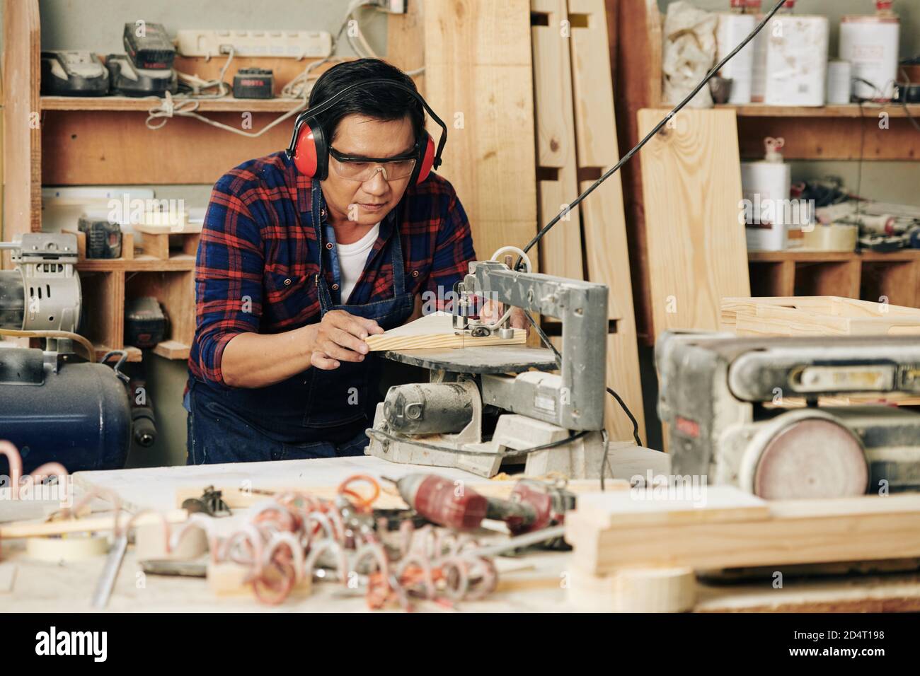 Handwerker beim Schneiden von Holzdielen Stockfoto