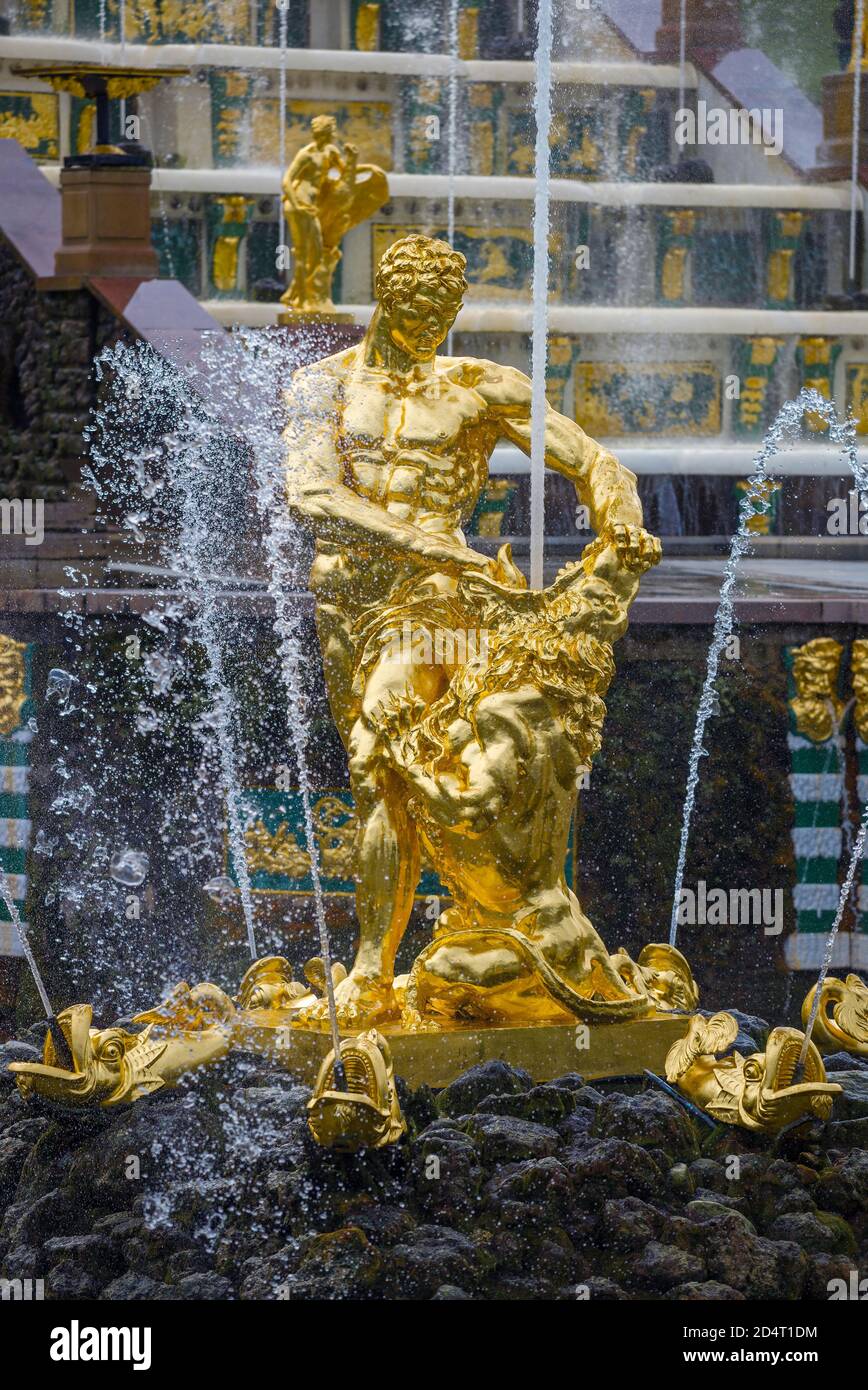 PETRODVORETS, RUSSLAND - 16. SEPTEMBER 2020: Skulptur 'Samson reißt den Mund des Löwen' aus der Nähe. Peterhof Stockfoto