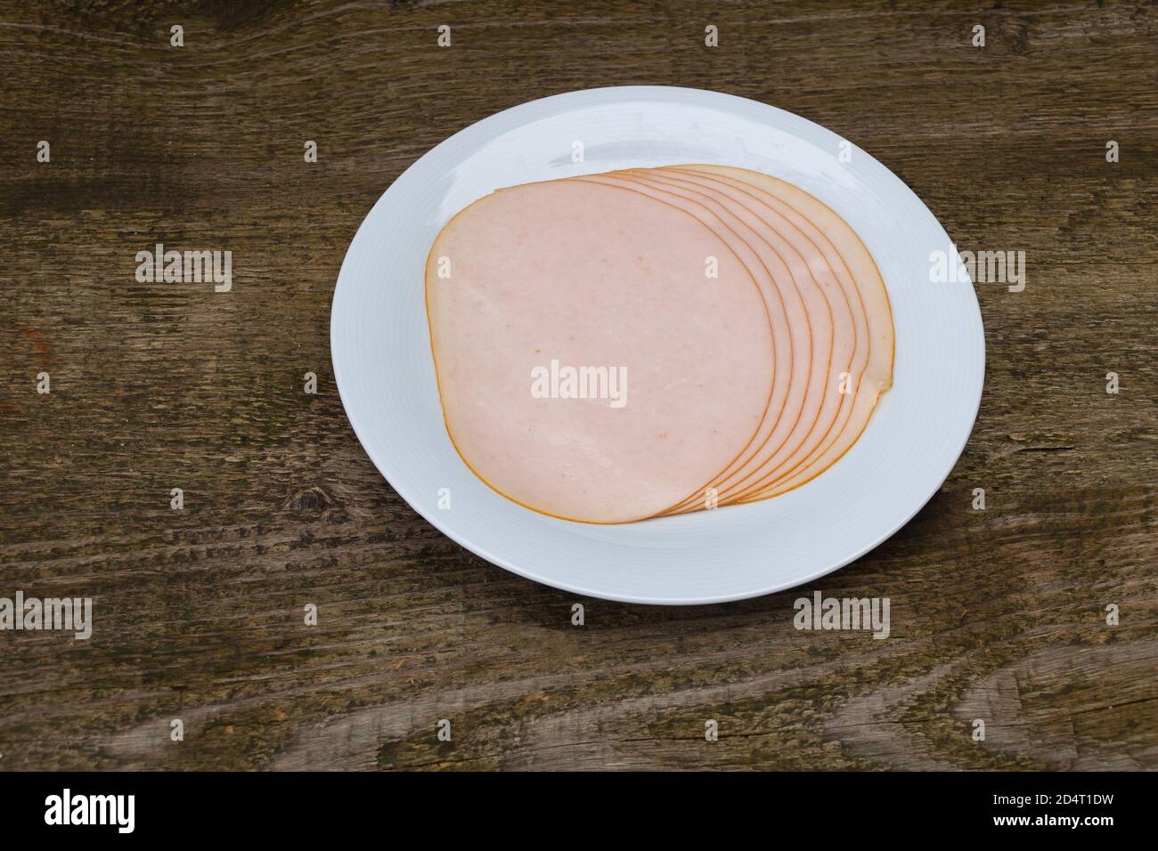 Scheiben italienische Salami in einem Teller. Holzhintergrund Stockfoto