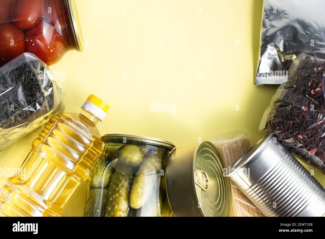 Spende für die Lieferung von Lebensmitteln. Hilfe bei der Nahrungsmittelversorgung in Krisenzeiten. Fleisch- und Fischkonserven, eingelegte Tomaten und Gurken, Pflanzenöl, Pasta, Tee Stockfoto