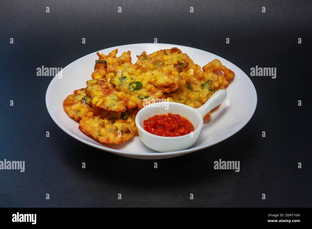Bakwan Jagung. Indonesisches Essen. Gebratene Snacks aus Mehl und Mais Stockfoto