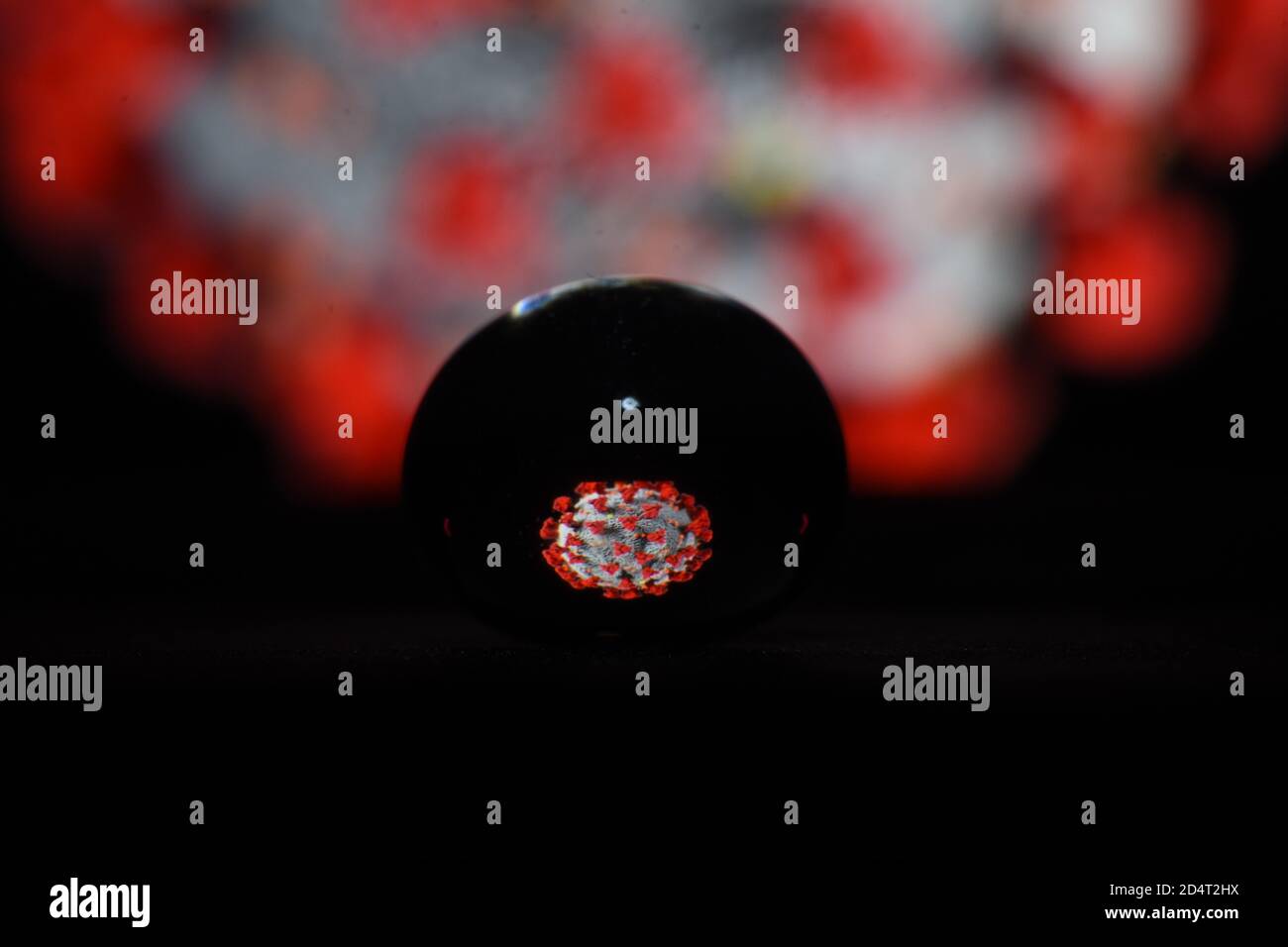 Nahaufnahme des Wassergels, das das Coronavirus-Modell reflektiert. Wassertropfen mit Coronavirus-Konzepten. Stockfoto