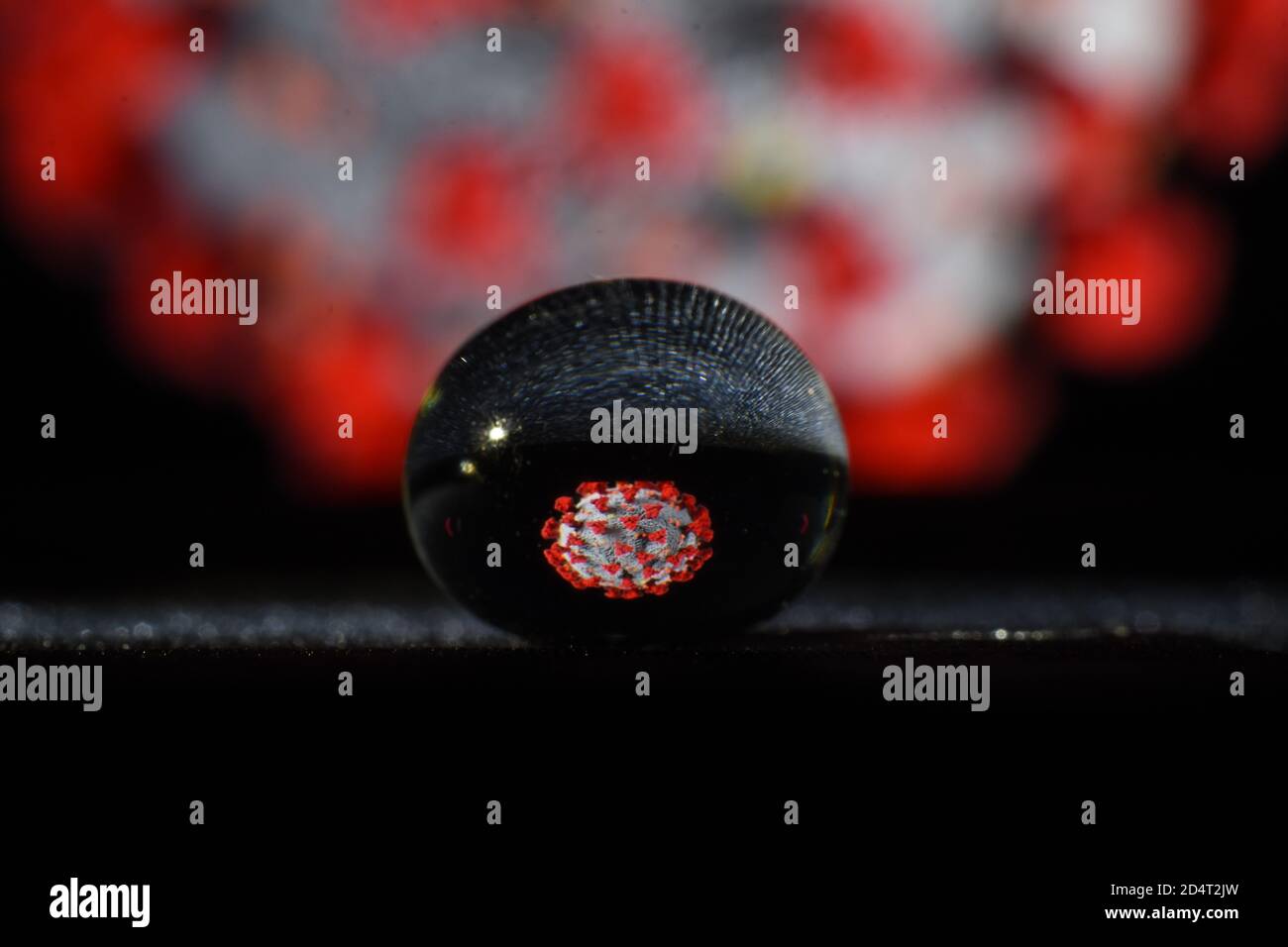 Nahaufnahme des Wassergels, das das Coronavirus-Modell reflektiert. Wassertropfen mit Coronavirus-Konzepten. Stockfoto