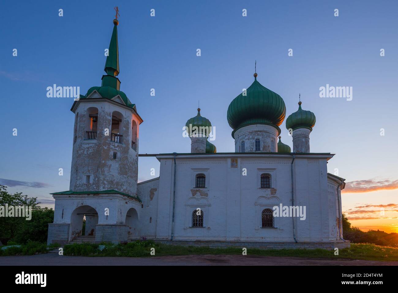 Alte Kirche der Geburt von Johannes dem Täufer Nahaufnahme in frühen Juni Morgen. Staraya Ladoga, Russland Stockfoto
