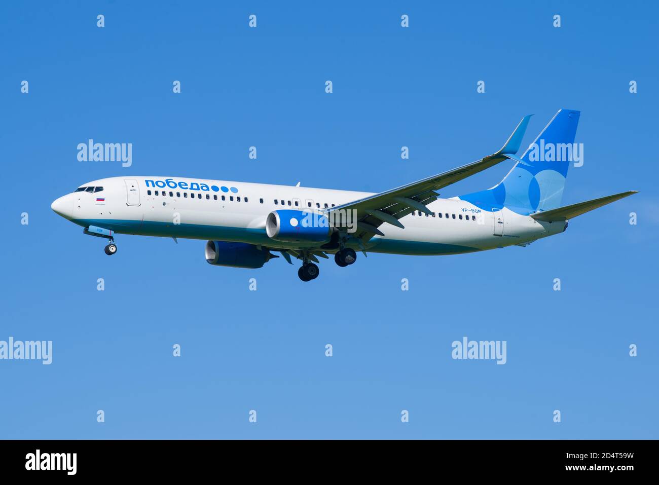SANKT PETERSBURG, RUSSLAND - 08. AUGUST 2020: Flugzeug Boeing 737-8МК (VP-BQM) von Pobeda Airlines auf Gleitweg in blauem wolkenlosem Himmel Stockfoto