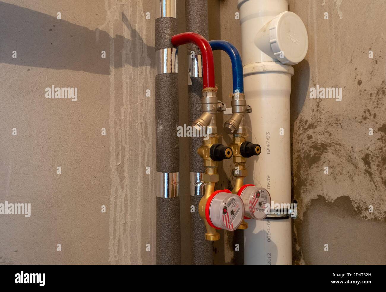 Theken von heißem und kaltem Wasser in neuen, unfertigen Bad Stockfoto
