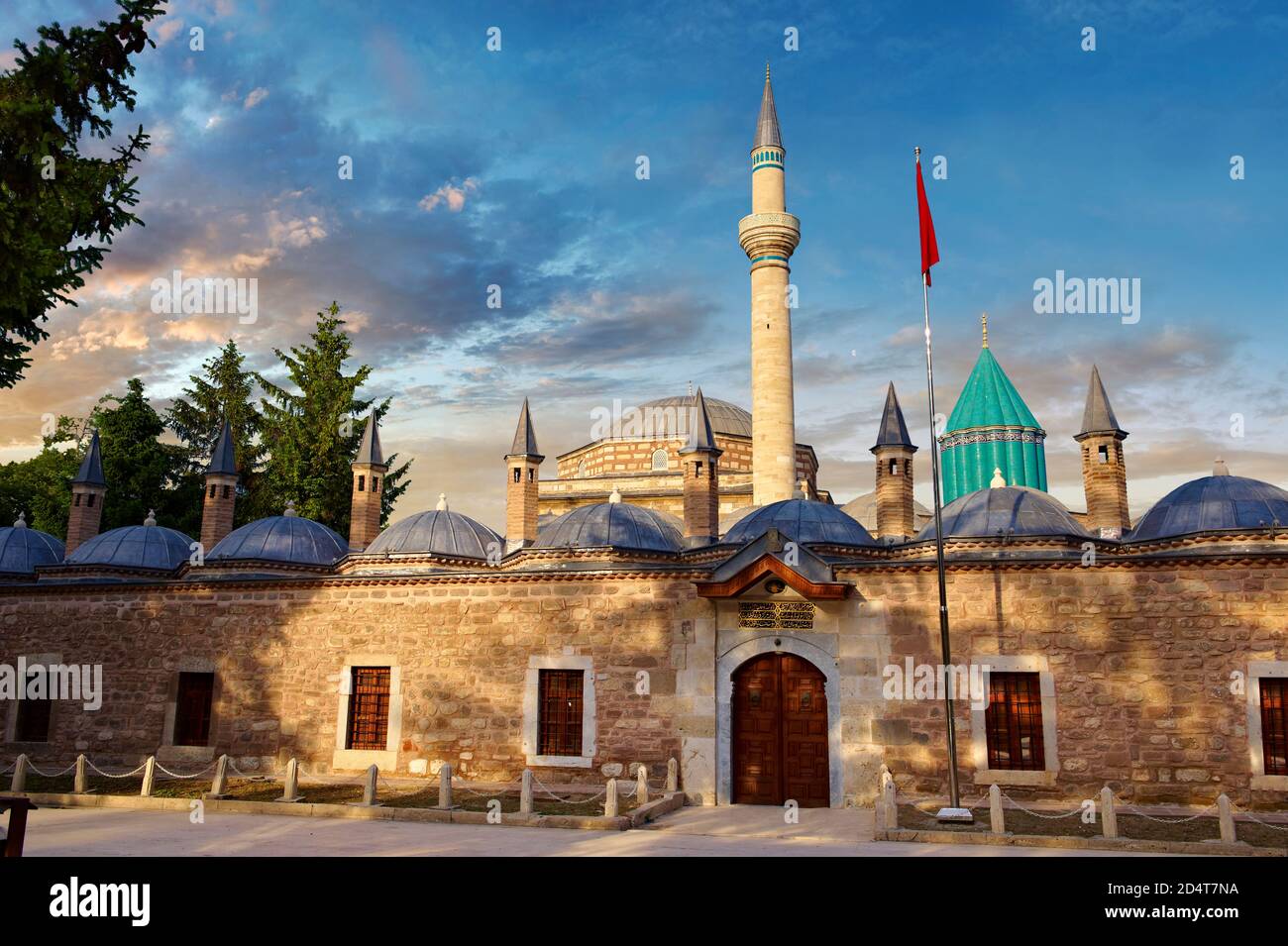 Die Außenwand wird kleine gewölbte Derwisch-Logen des Mevlâna-Museums, das Mausoleum von Jalal ad-DIN Muhammad Rumi, ein Sufi-Mystiker auch bekannt als Mevlân Stockfoto