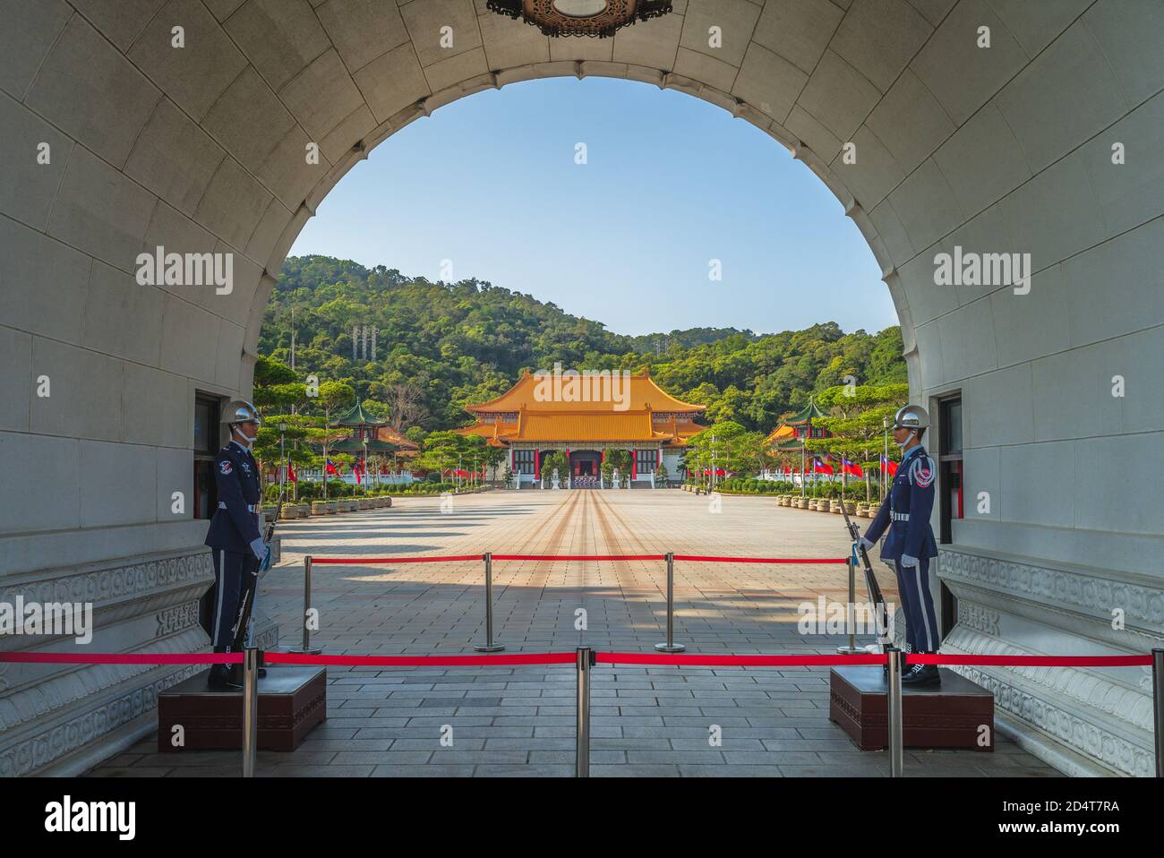 16. April 2020: Ehrengäste am Haupttor des Heiligtums der Nationalen Revolutionären Märtyrer in taipei, taiwan. Dieser Schrein ist den Soldaten kil gewidmet Stockfoto