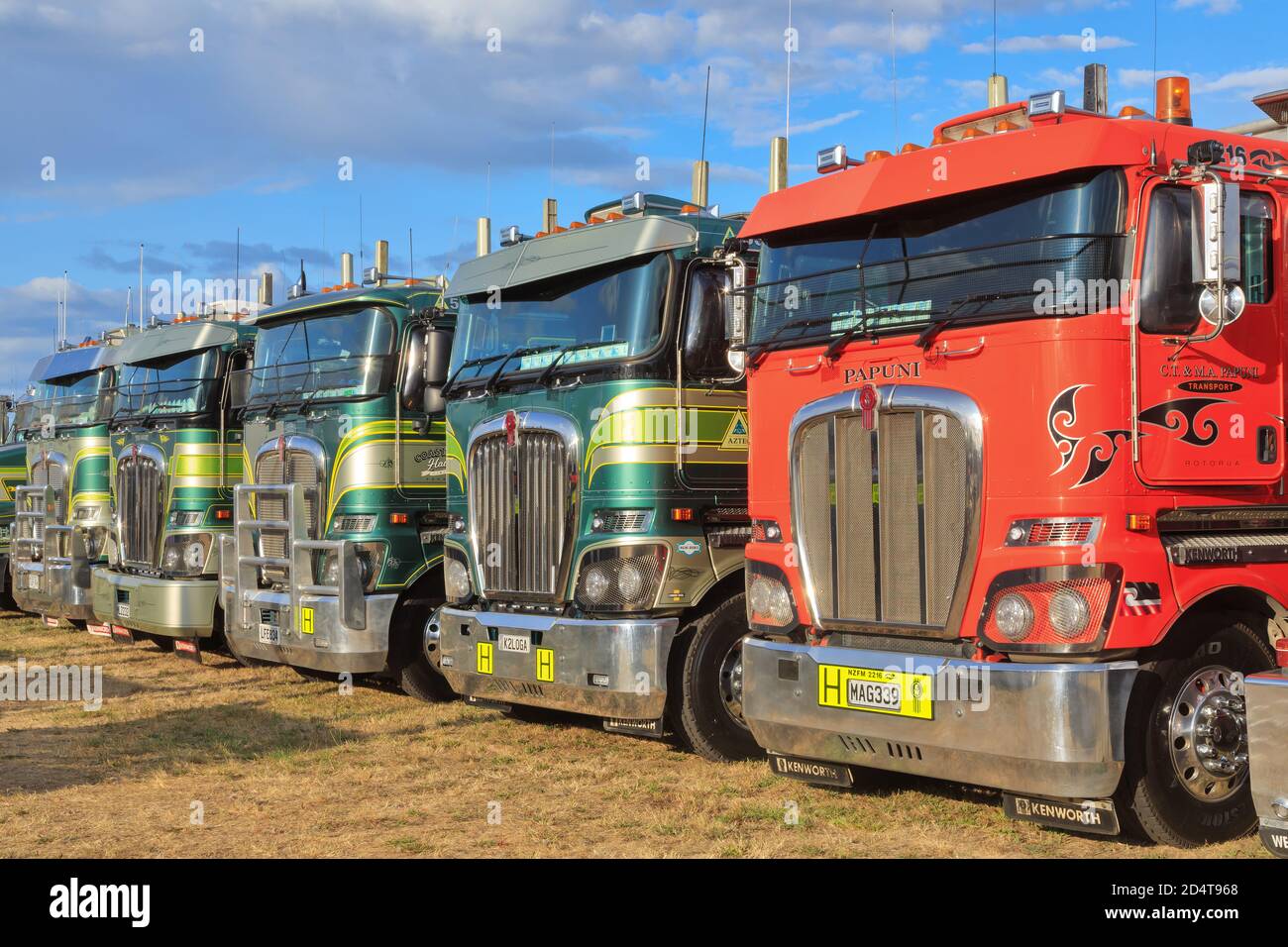 Eine Reihe von bunten Kenworth Lastwagen auf einer LKW-Show. Mount Maunganui, Neuseeland, Januar 18 2020 Stockfoto