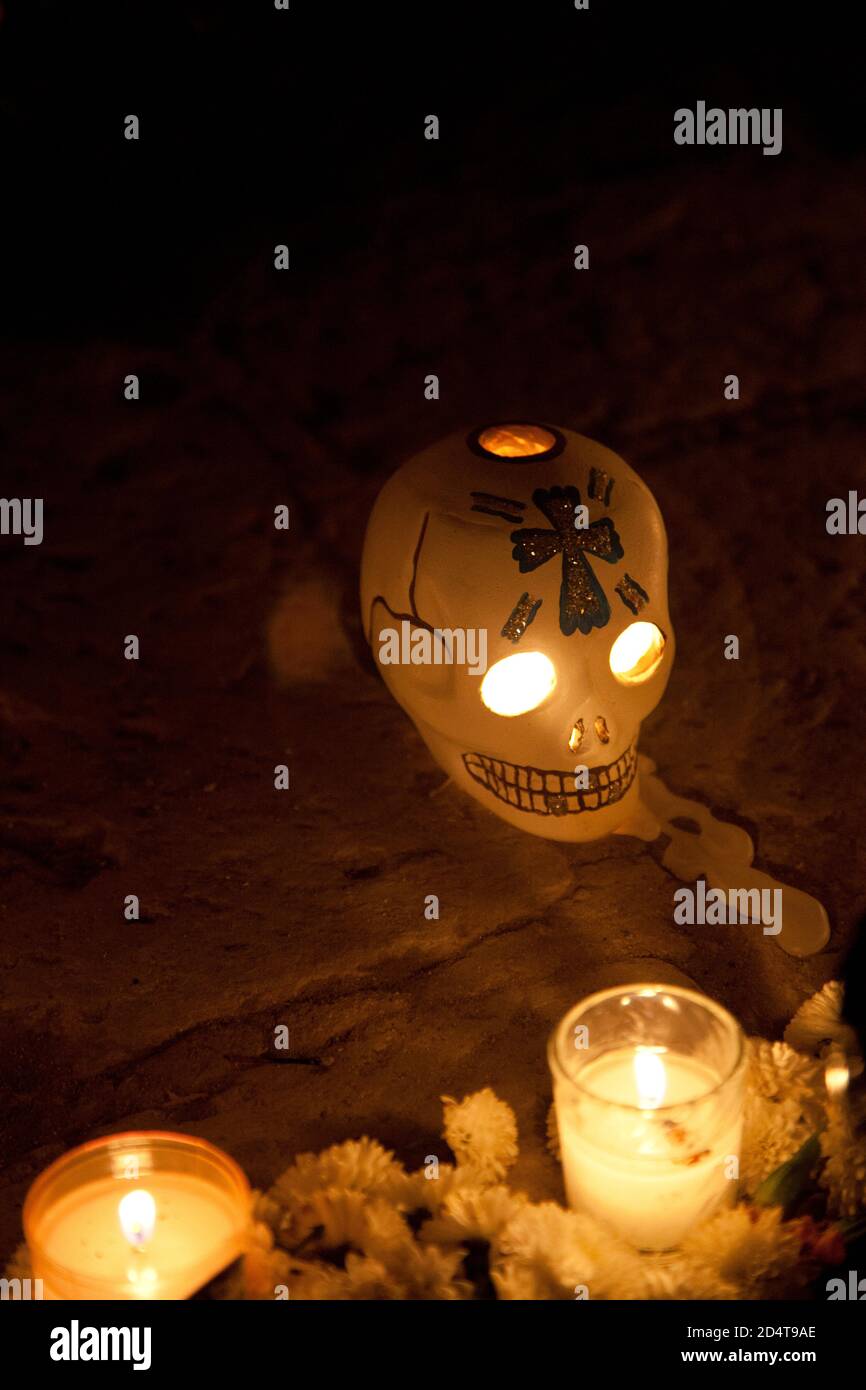 Tag der Toten - Calavera mit Kerzen im städtischen Pantheon Atzompa in Oaxaca, Mexiko Stockfoto