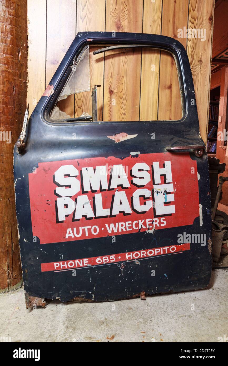 Eine Autotür mit einer Retro-Werbung für 'Smash Palace', einen riesigen Autowrackplatz in Horopito, Neuseeland Stockfoto