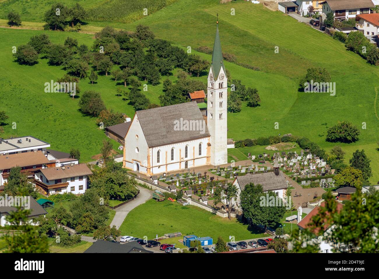 Luftaufnahme der Pfarrkirche Maria Himmelfahrt in der Altstadt von Prutz, Österreich, an einem sonnigen Tag Stockfoto