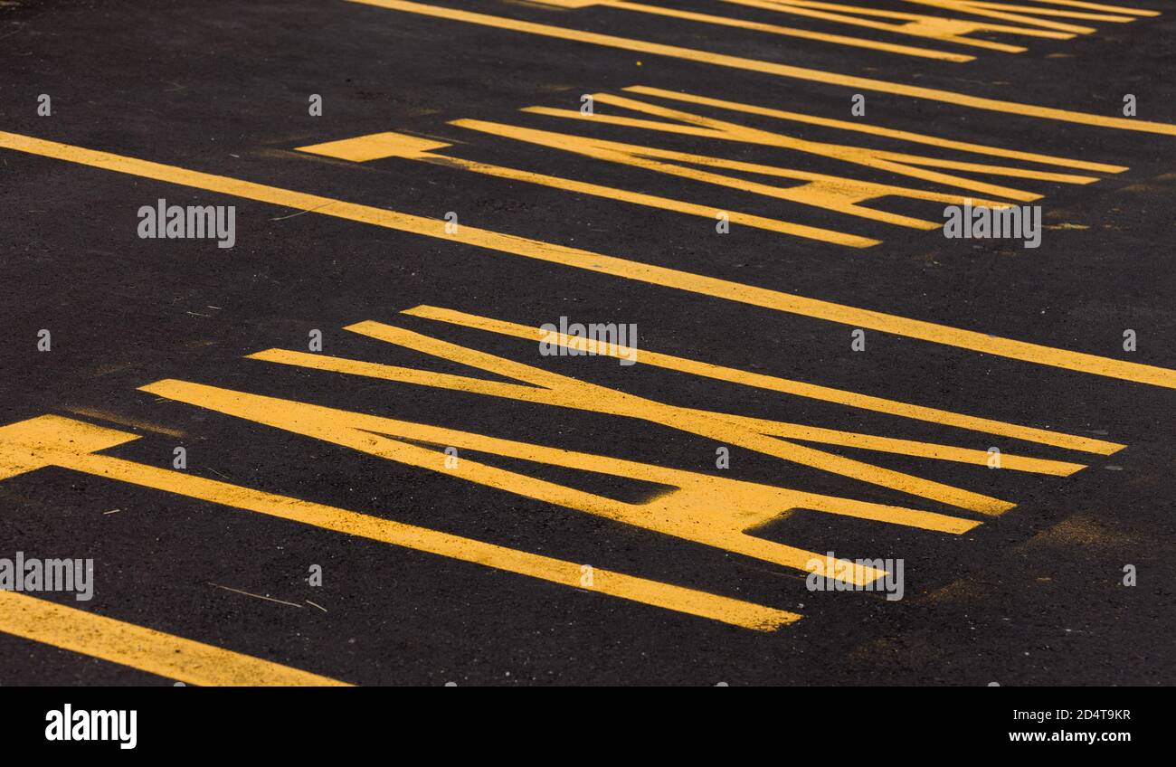 Taxi-Parkplatz gelbe Spur auf Asphalt Stockfoto