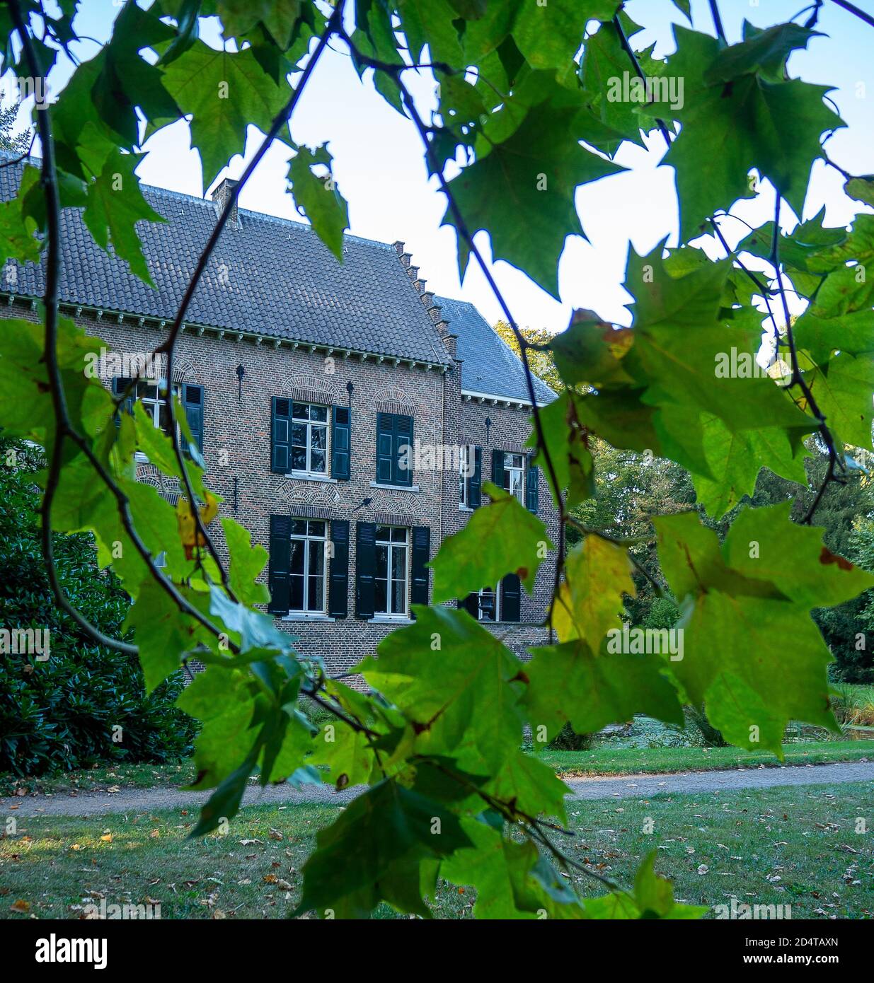 Ein Schloss in Geldrop Noord-Brabant Holland schaut durch einen Baum Stockfoto