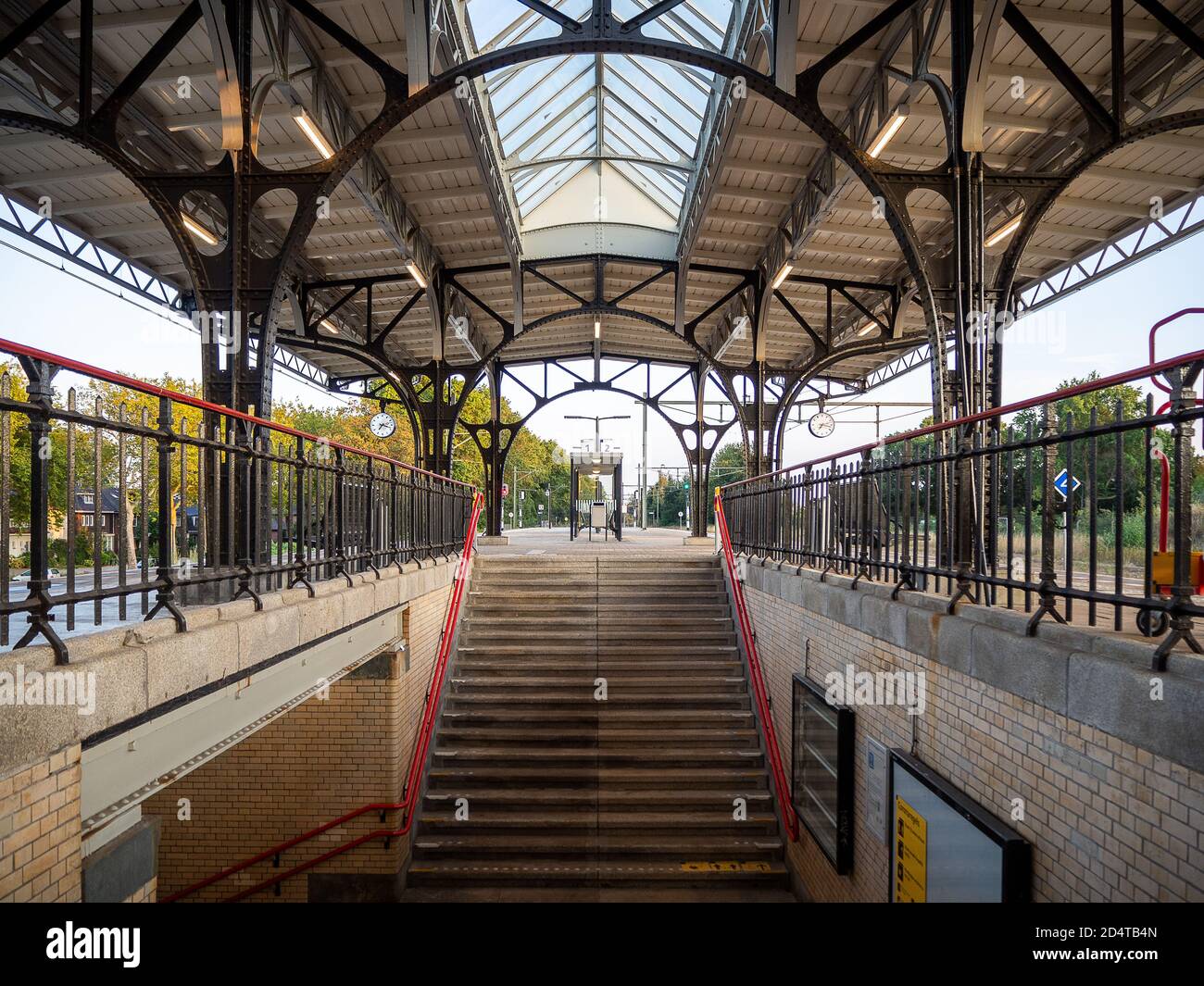 Altes Dach am Bahnhof in Geldrop in den Niederlanden Stockfoto