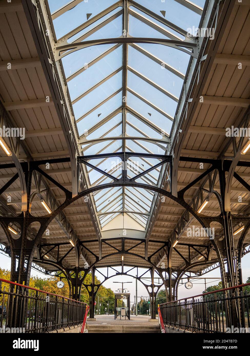 Altes Dach am Bahnhof in Geldrop in den Niederlanden Stockfoto