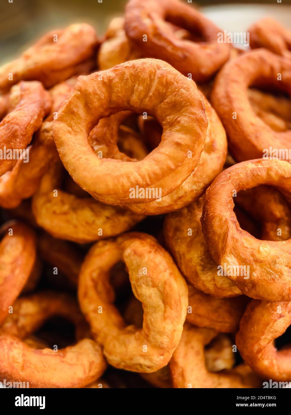 Leckere goldbraune Dougnuts. Frühstück Essen. Stockfoto