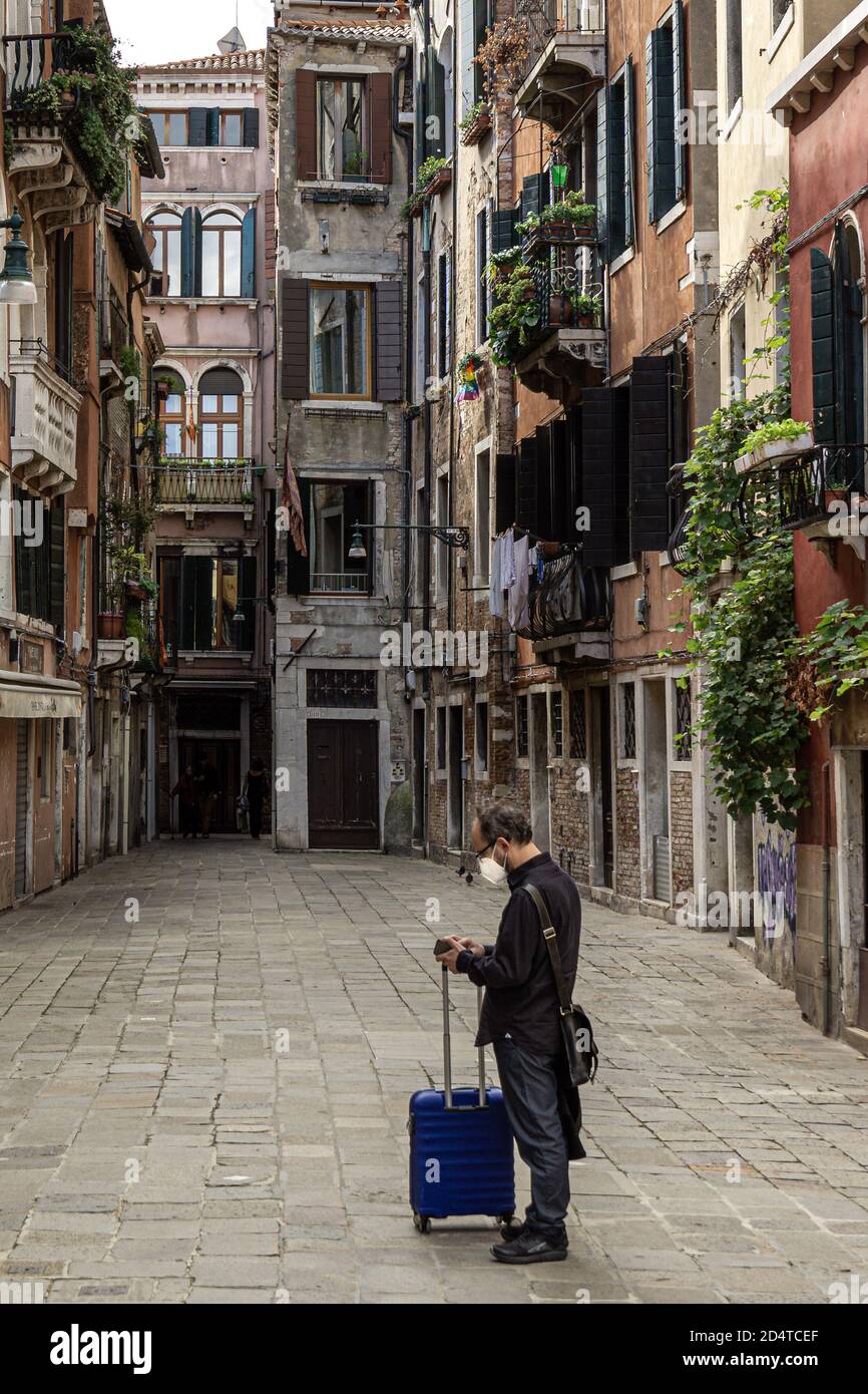 Tourist verloren in den leeren Straßen von Venedig trägt ein corona-Maske Stockfoto