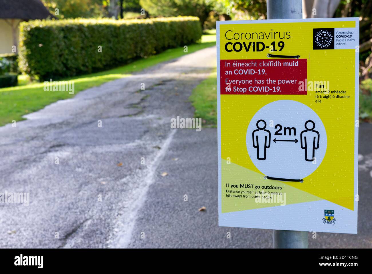 Soziale Distanzierung gelbes Warnschild für Abstand wegen Covid 19 Pandemie Ausbruch am Pfad Killarney National Park, County Kerry, Irland Stockfoto