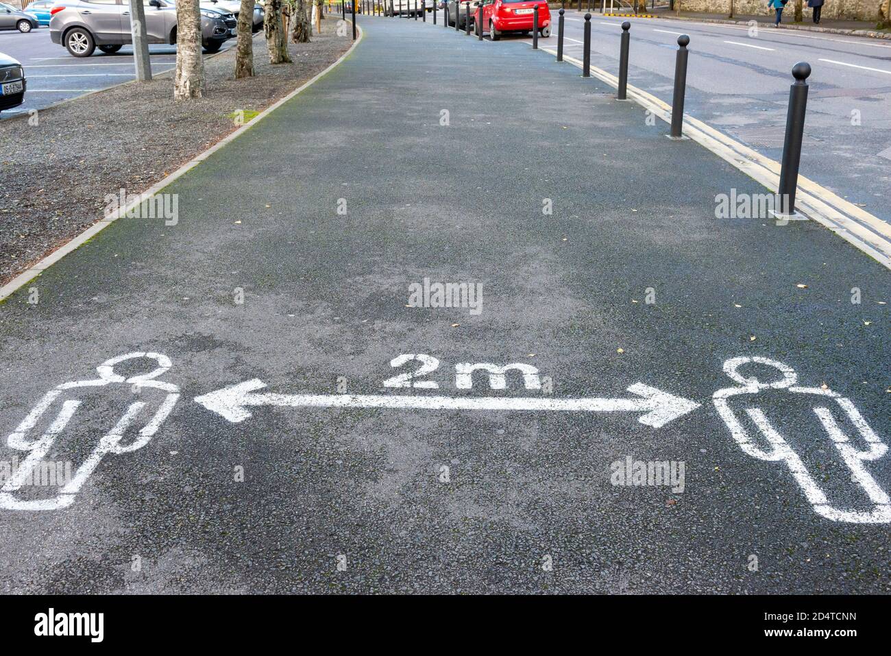 Sozialer Abstand Warnschild für die Einhaltung Abstand von zwei Metern Gemalt auf Bürgersteig oder Bürgersteig in den Straßen von Killarney County Kerry Irland Stockfoto