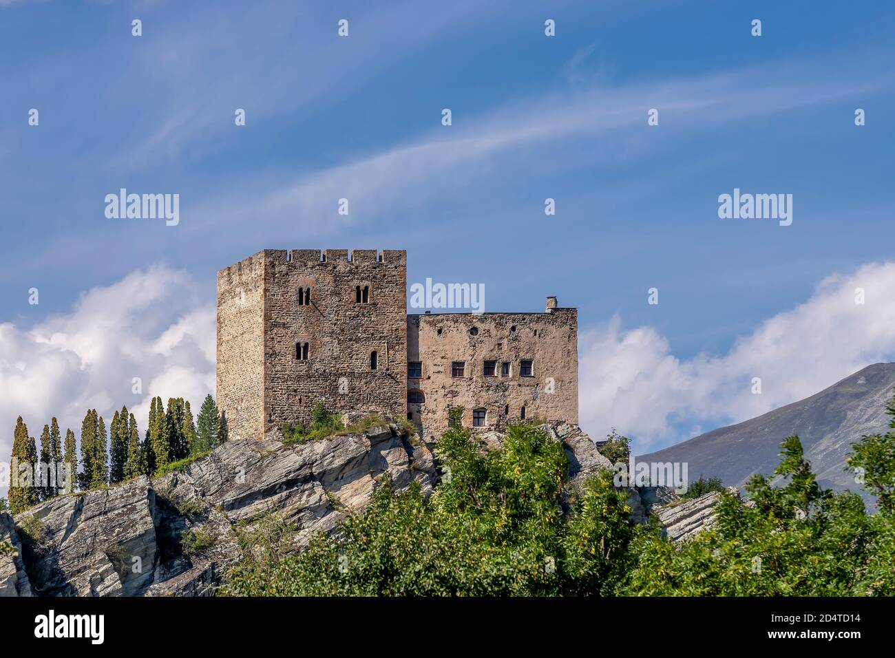 Blick auf Schloss Laudegg, mit Blick auf eine Schieferleiste, Ladis, Serfaus, Österreich, gegen einen schönen Himmel Stockfoto