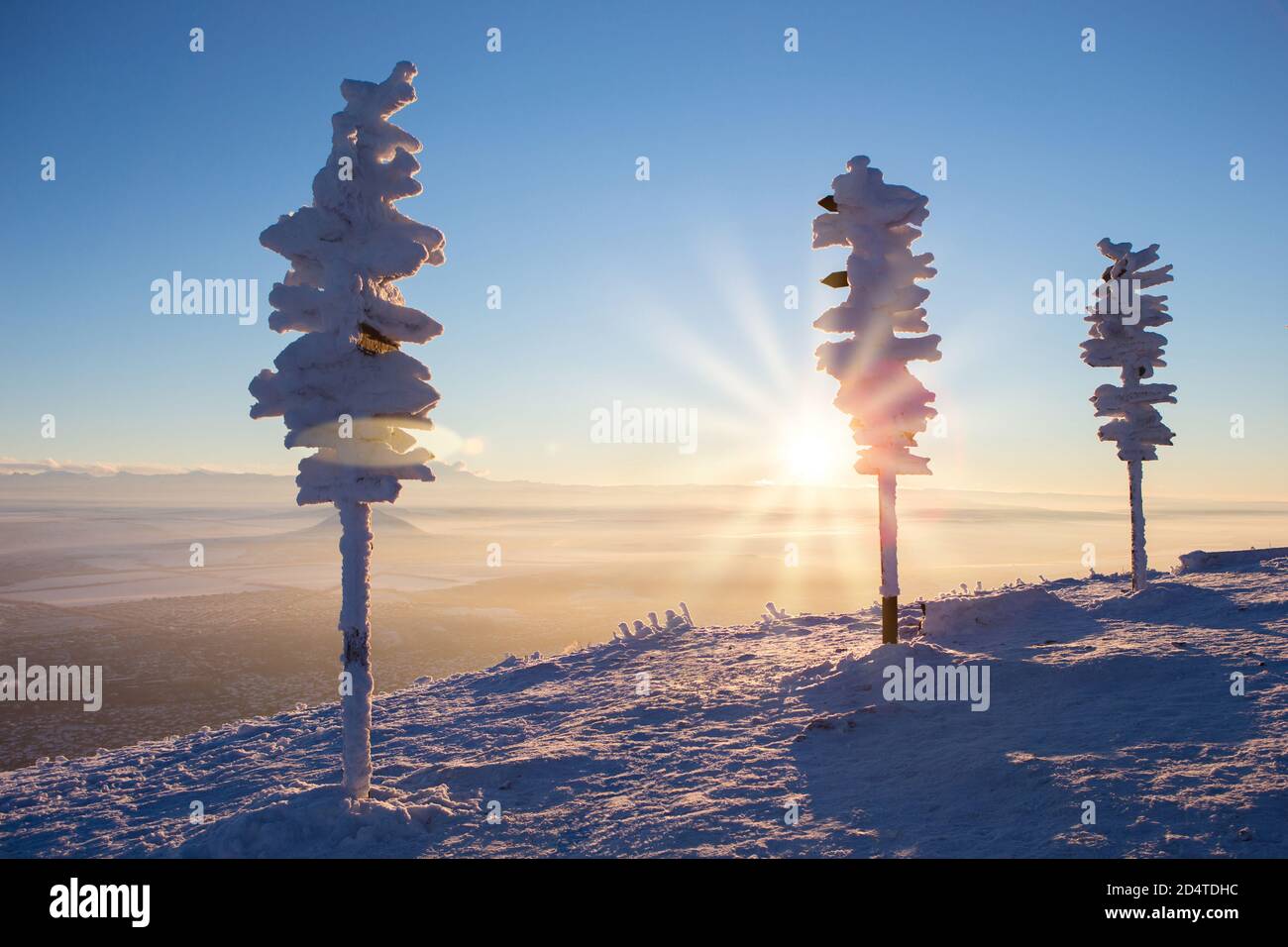 Schneebedeckte Schilder mit Holzpfeilen. Reisen im Winter Stockfoto