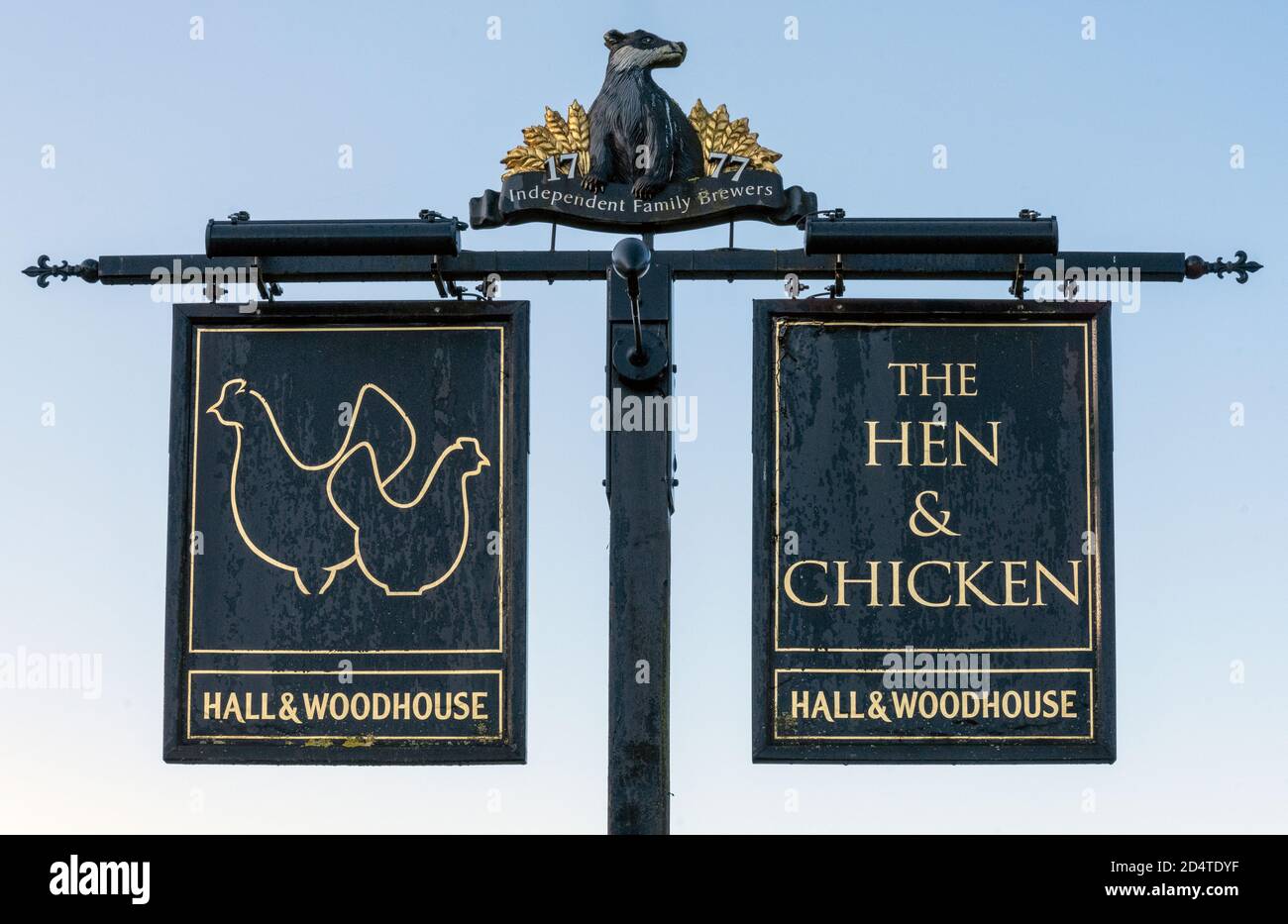 Traditionelles hängende Pub-Schild am Hen and Chicken Inn - öffentliches Haus - Upper Froyle, Alton, Hampshire, England, Großbritannien. Stockfoto