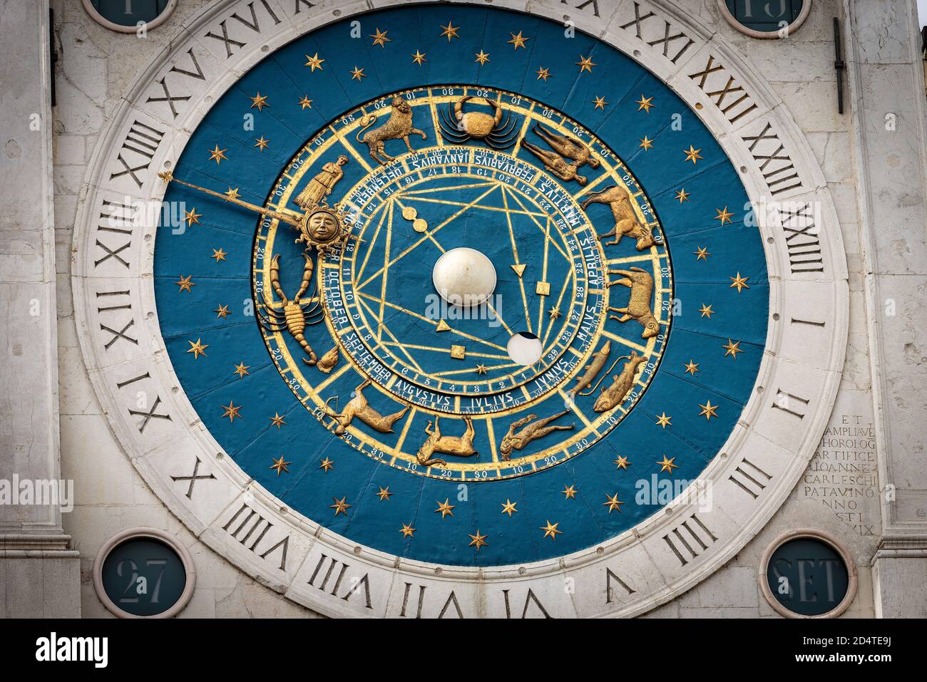 Nahaufnahme des mittelalterlichen Uhrturms mit Sternzeichen in Padua Innenstadt (Padua, XIV Jahrhundert), Piazza dei Signori, Venetien, Italien, Europa. Stockfoto