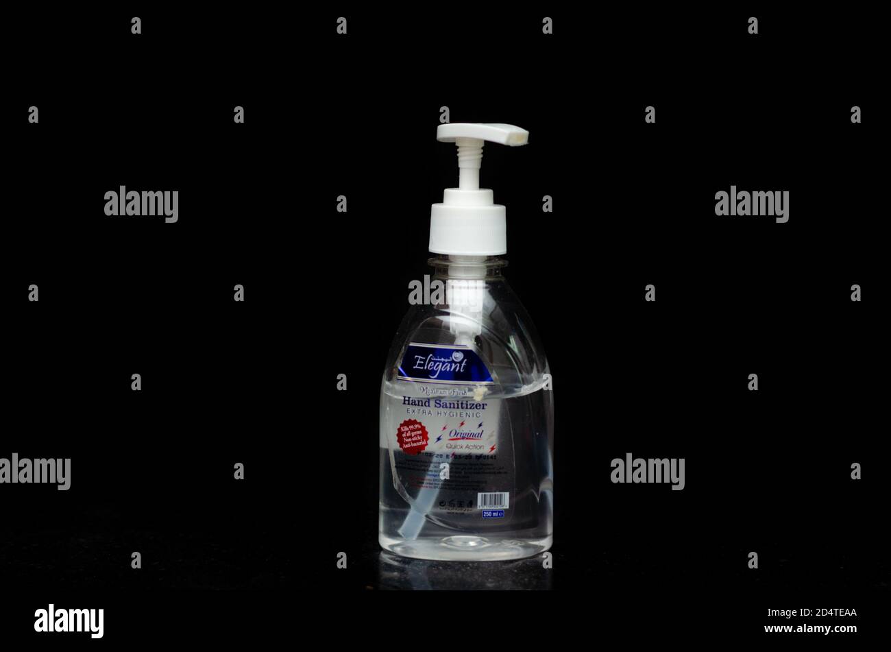 Vorderansicht einer kleinen Pumpflasche des eleganten Antiseptiks aus den VAE isoliert auf schwarzem Hintergrund. Stockfoto