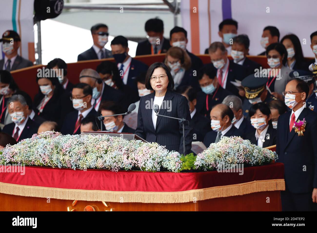 Taipei City, Taiwam. Oktober 2020. Der taiwanesische Präsident Tsai Ing-wen hält die Rede zum Nationalfeiertag 2020, als Ehrengarde in Taipei City, Taiwan, am 10. Oktober 2020 zum 109. Gründungstag des Landes marschieren. In ihrer Rede betonte Tsai die Entschlossenheit ihrer Regierung, die nationale Sicherheit der Insel zu schützen und skizzierte die wirtschaftlichen Strategien des Landes nach der Pandemie. (Ceng Shou Yi/ Credit: SIPA USA/Alamy Live News Stockfoto