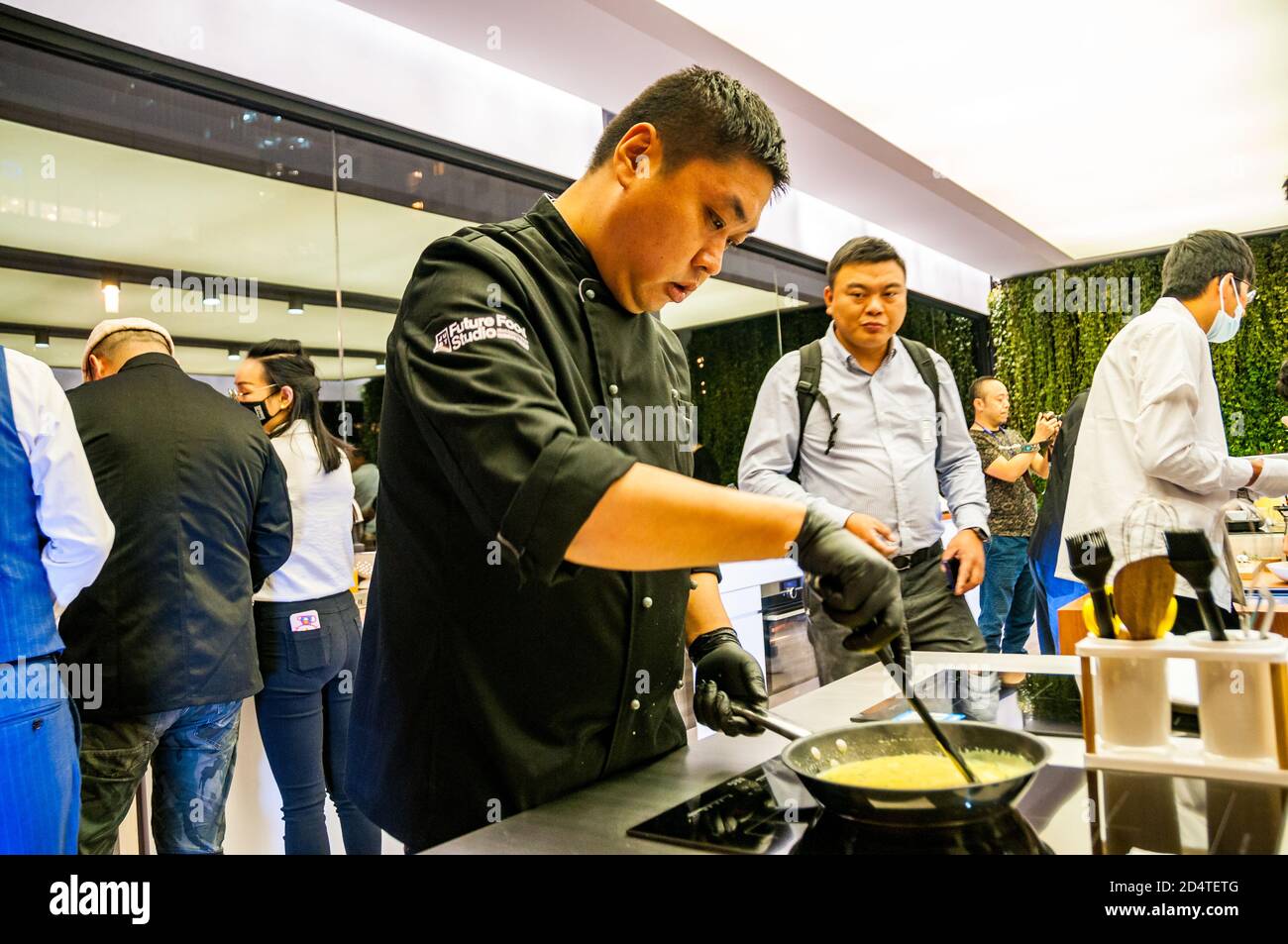 Koch Evo Ni Kochen das Rührei Teil eines Geröstete Zucchini gefüllt mit NUR Schnittlauch Scramble und Ratatouille Gericht Im Future Food Studio von J Stockfoto