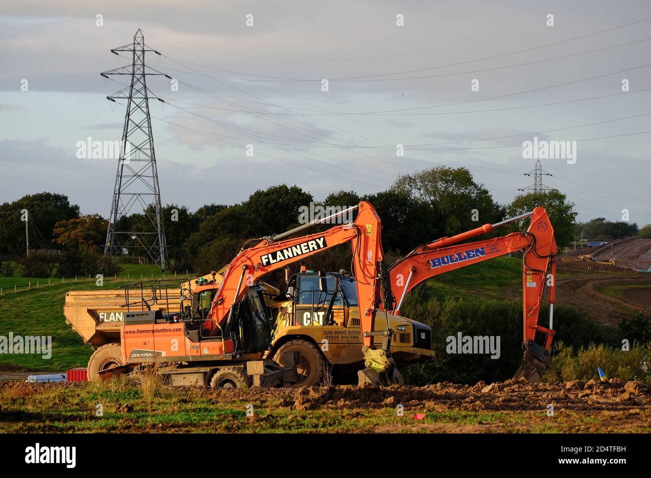 Baufahrzeuge auf dem Gelände, auf dem die Western Distributor Road in Preston, Lancashire, gebaut wird. Stockfoto