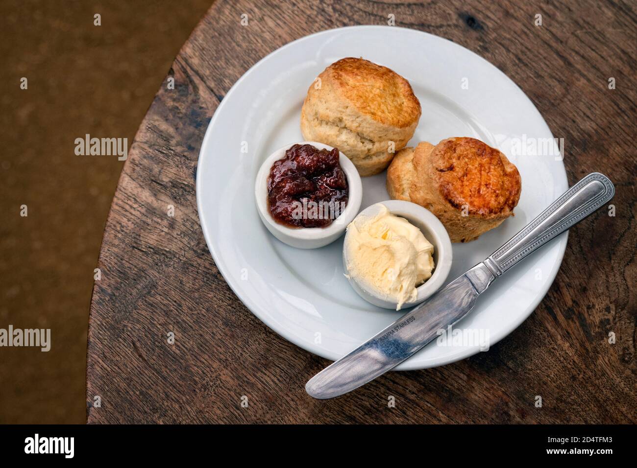 Englischer Cream Tea im Petersham Nursery Tea Room. Stockfoto