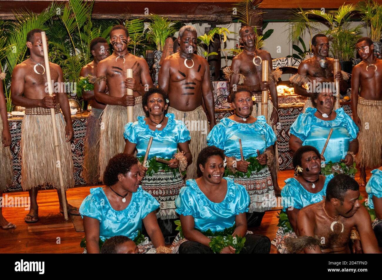 Eine Gruppe von fidschianischen Frauen in Nationaltracht, die eine Abendvorstellung namens Meke Tanz in einem Ferienresort Komplex auf Viti Levu in Fidschi in der Stockfoto