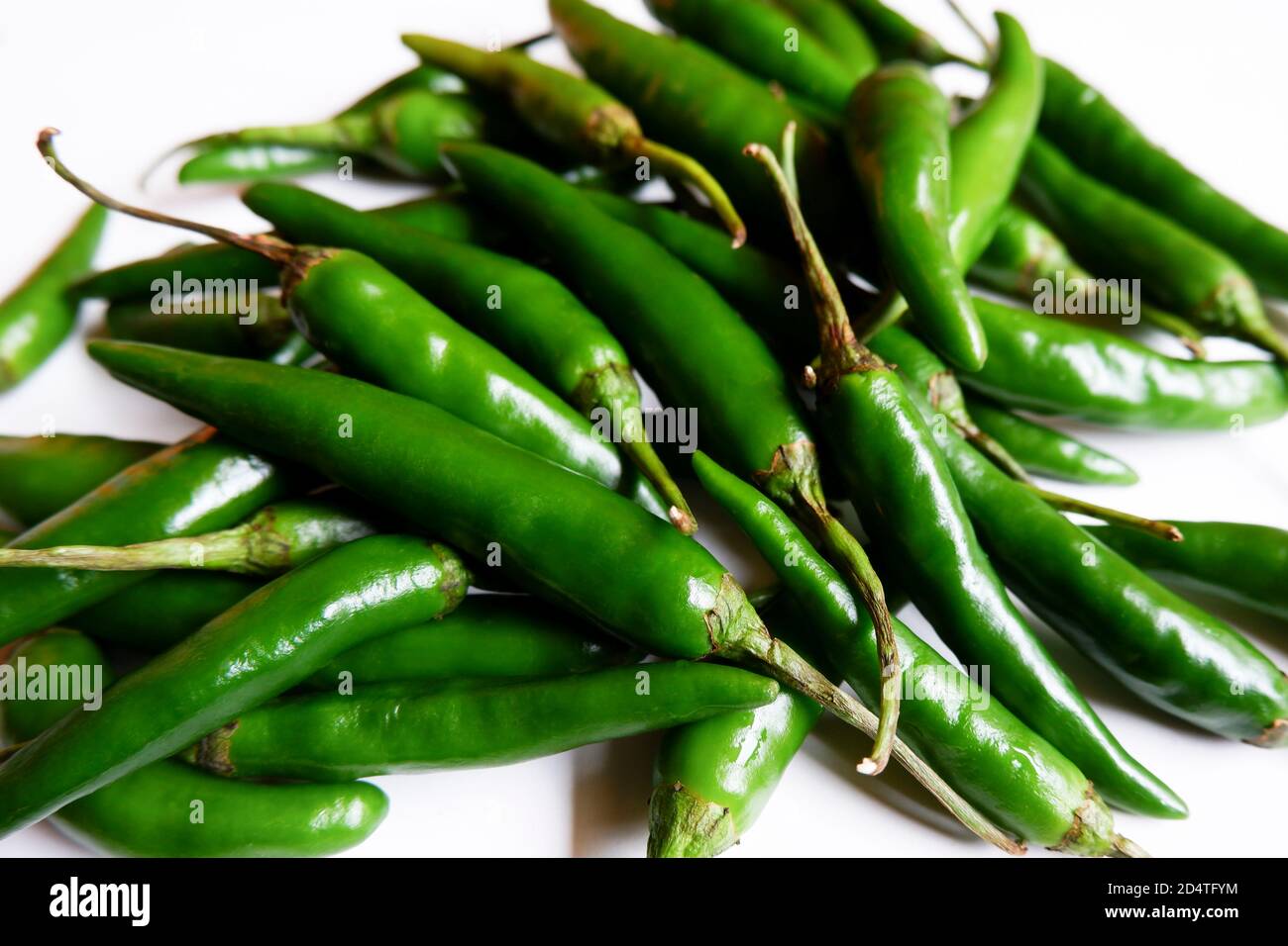 Eine Nahaufnahme der indischen grünen Chilischruppe isoliert auf Weißer Hintergrund Stockfoto