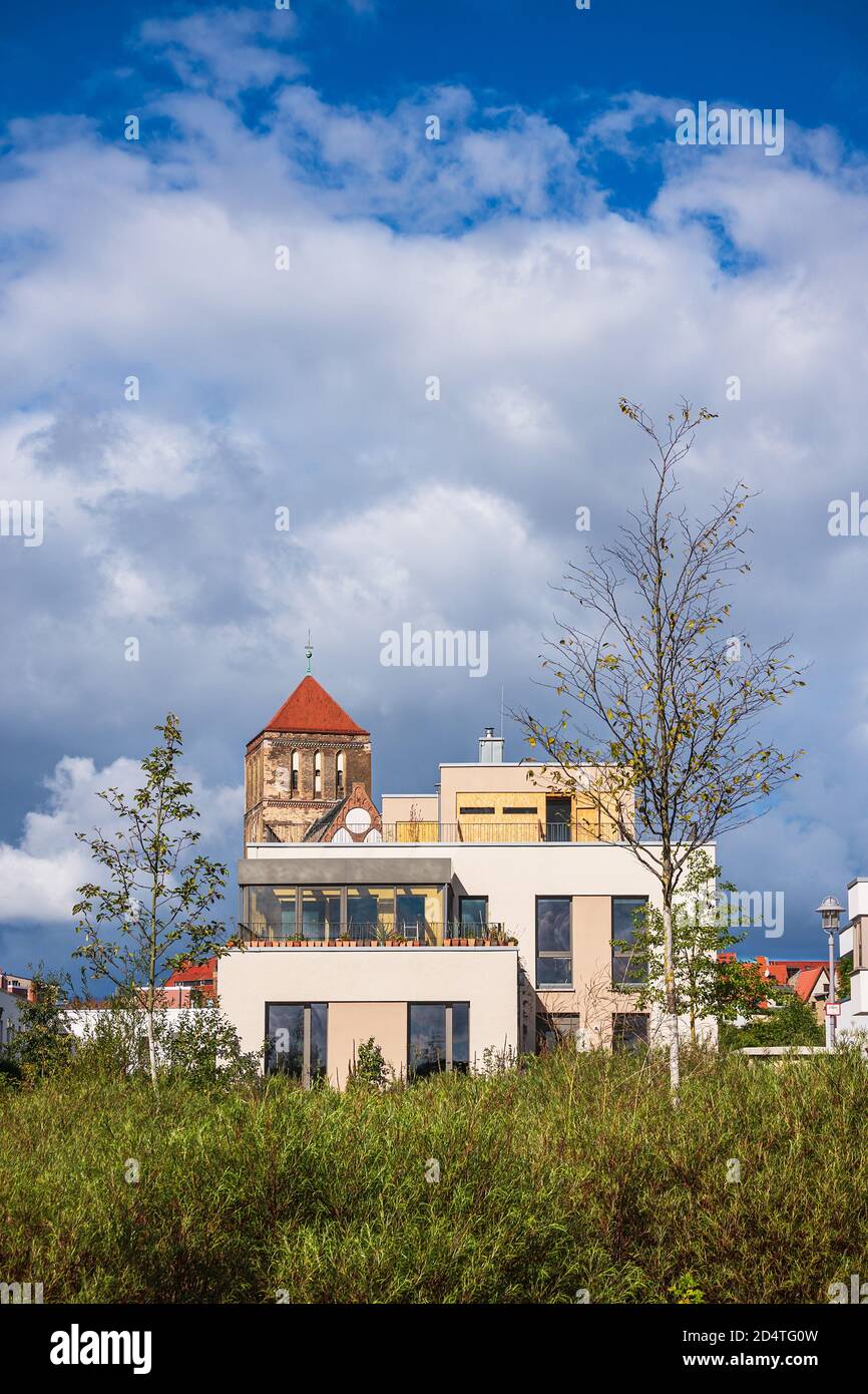 Moderne Gebäude und alte Kirche in der Stadt Rostock, Deutschland. Stockfoto