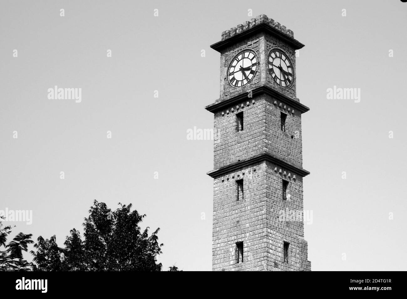 Eine Nahaufnahme der gulbarga Universitätsbibliothek Uhrenturm isoliert in der Natur monochromes Stock Foto, Kalaburagi, Karnataka/Indien-September 03.2020 Stockfoto