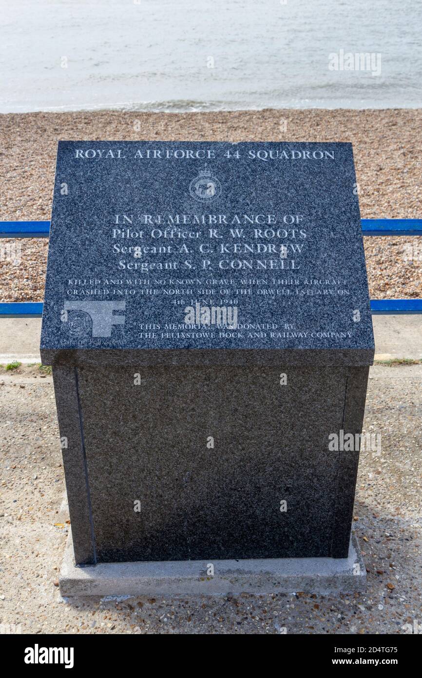 Denkmal für drei RAF-Flugcrews, die am 4. Juni 2020 in der Nähe starben und nicht gefunden wurden, Landguard Point, Suffolk, Großbritannien. Stockfoto