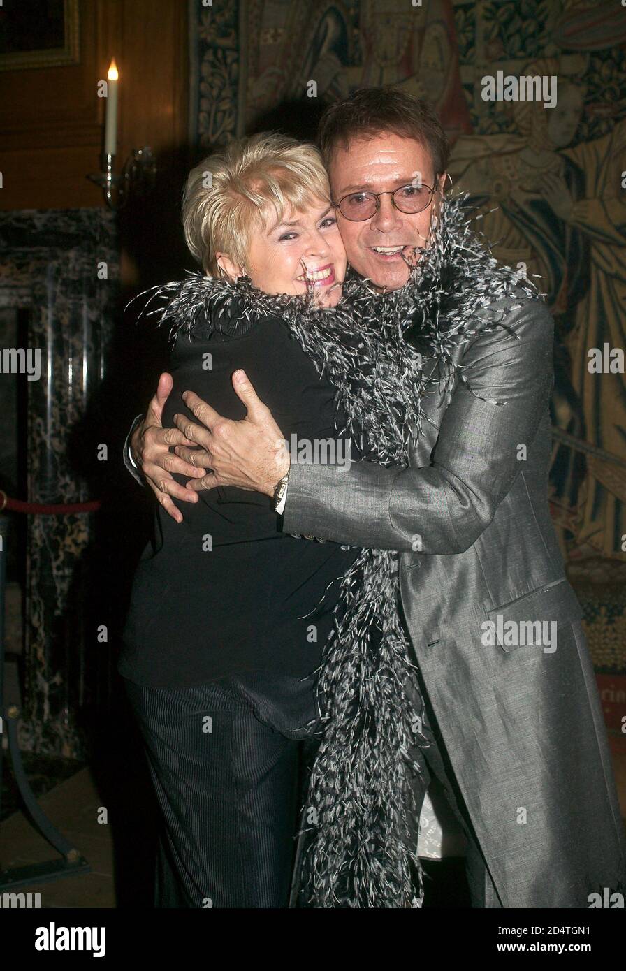 Abendessen der Cliff Richard's Tennis Foundation im Hampton Court 11. Dez 2003: Gloria Hunniford mit Cliff Richard Stockfoto