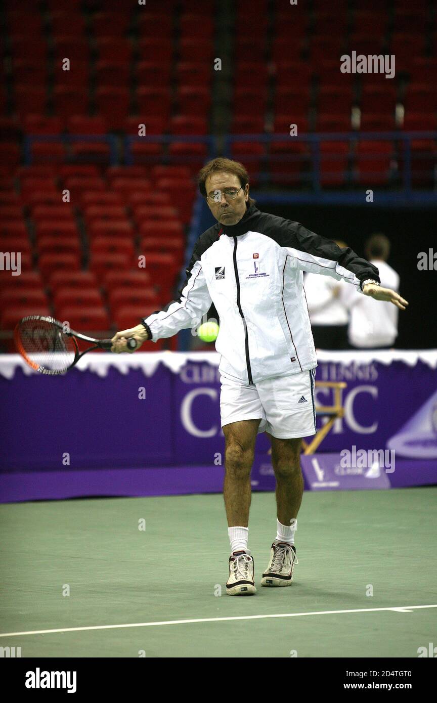 Cliff Richard bei seinem Tennis Classic Turnier in Birmingham NIA 20. Dez 2003 Stockfoto