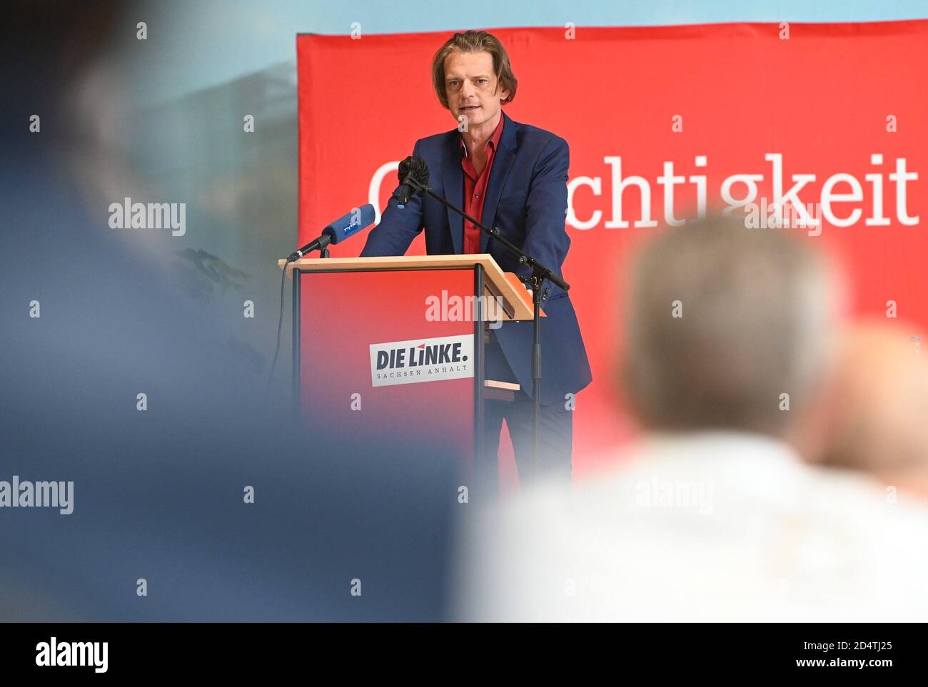 11. Oktober 2020, Sachsen-Anhalt, Plötzky: Stefan Gebhardt, Landesvorsitzender der Linken Sachsen-Anhalt, spricht auf der Landesparty-Konferenz der Partei. Im Mittelpunkt der Konferenz steht der Schlüsselantrag "Solidarität statt Ellbogen", der die Aufgaben und Ziele der Partei in Vorbereitung auf die Landtagswahl am 6. Juni 2021 in Sachsen-Anhalt-Angelegenheiten enthält. Foto: Heiko Rebsch/dpa-Zentralbild/dpa Stockfoto