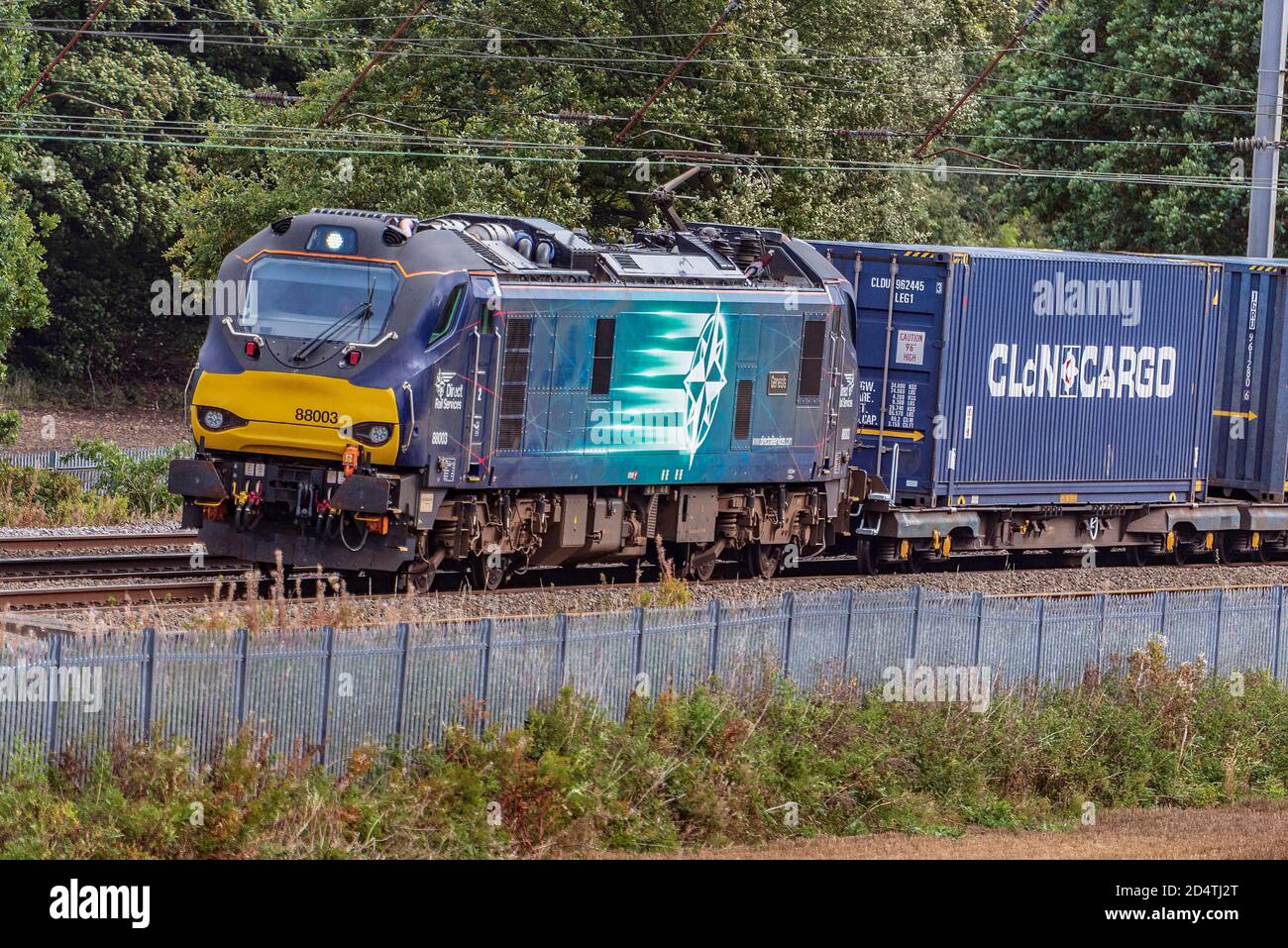 Direct Rail Services Class 88 Bo Bo Elektro-Diesel Dual-Mode-Lokomotive 88003 'Genesis in Winwick auf der West Coast Maim Line. Stockfoto