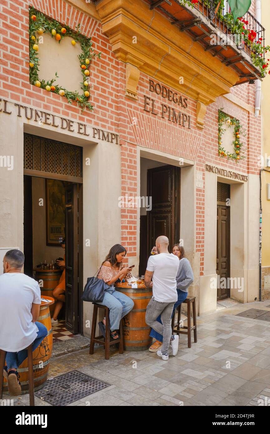 El Pimpi. Eingang der traditionellen spanischen Bar, Bodegas El Pimpi, Malaga, Costa del Sol, Andalusien, Spanien. Stockfoto