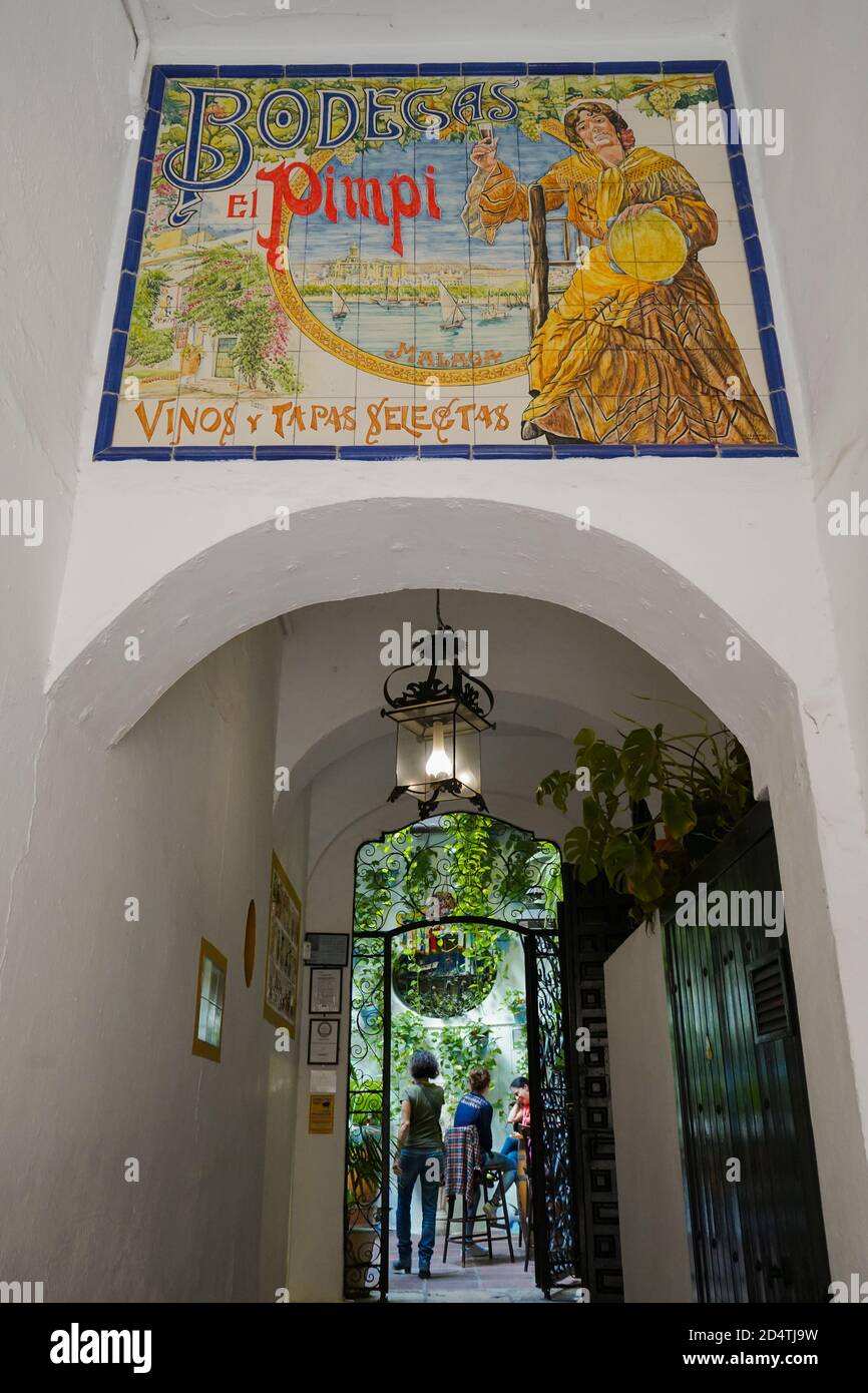 El Pimpi. Eingang der traditionellen spanischen Bar, Bodegas, Malaga, Costa del Sol, Andalusien, Spanien. Stockfoto