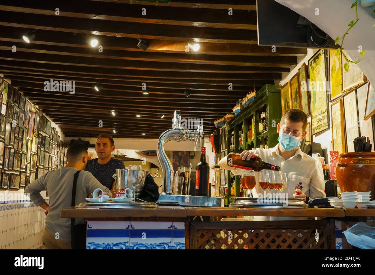 El Pimpi. Traditionelle spanische Bar, Kellner mit Sherry, Bodegas El Pimpi, Malaga, Costa del Sol, Andalusien, Spanien. Stockfoto