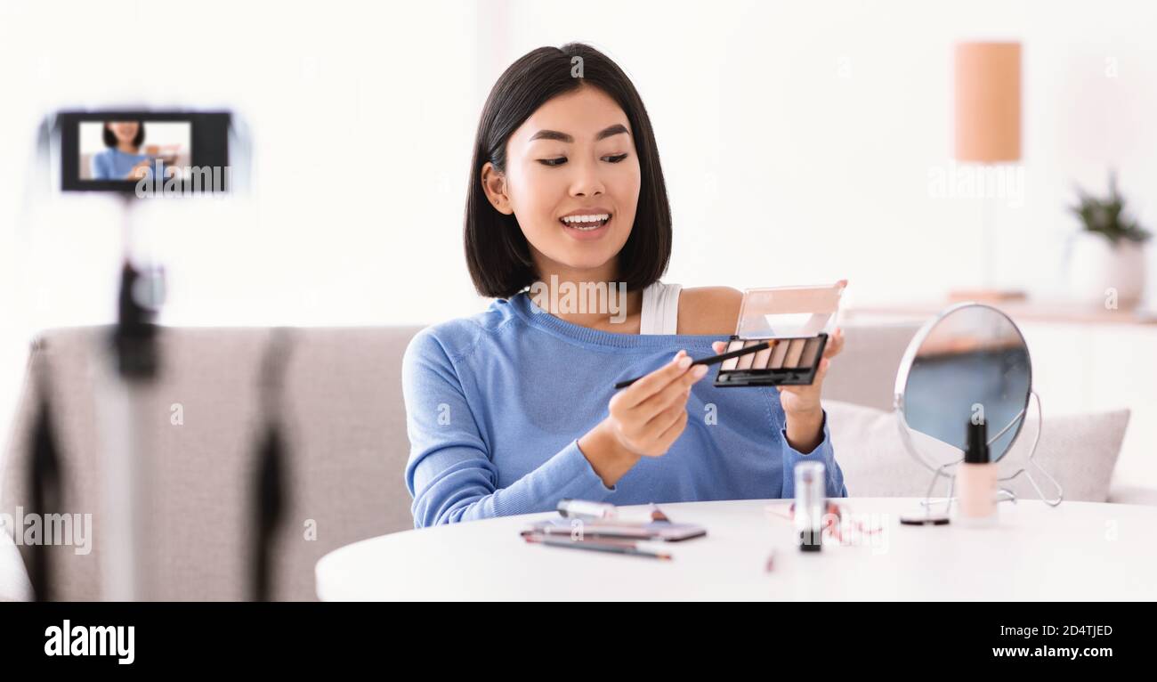Asiatische Frau Aufnahme Ihre Schönheit Blog, Zeigt Palette Stockfoto
