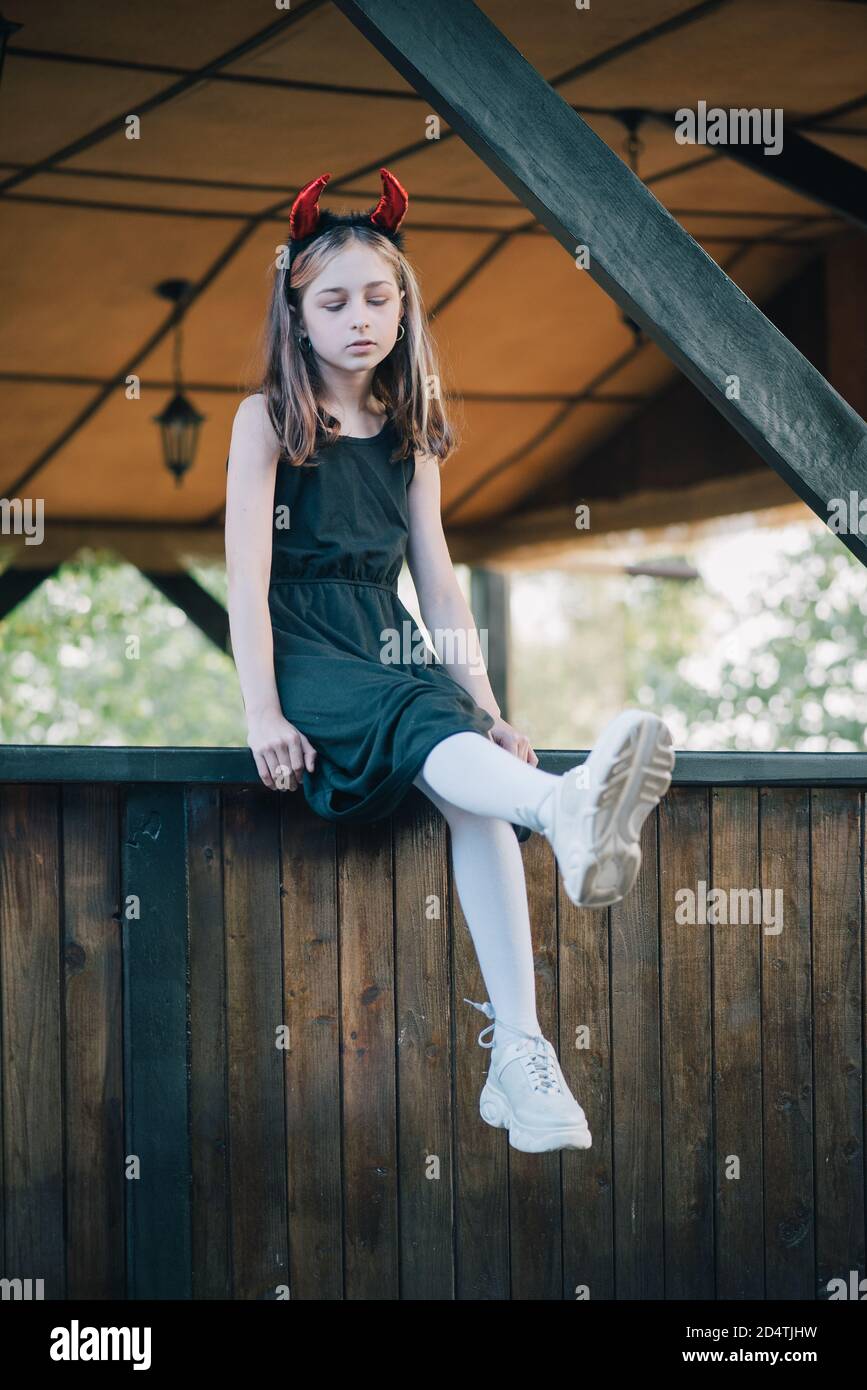 Kleines Mädchen in Kostümen für Halloween-Feier. Halloween-Party, Foto von  Halloween-Figuren. Herbstporträt für Teenager Stockfotografie - Alamy